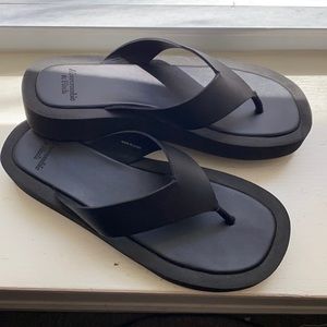ABERCROMBIE & FITCH LEATHER FLIP FLOPS BLACK